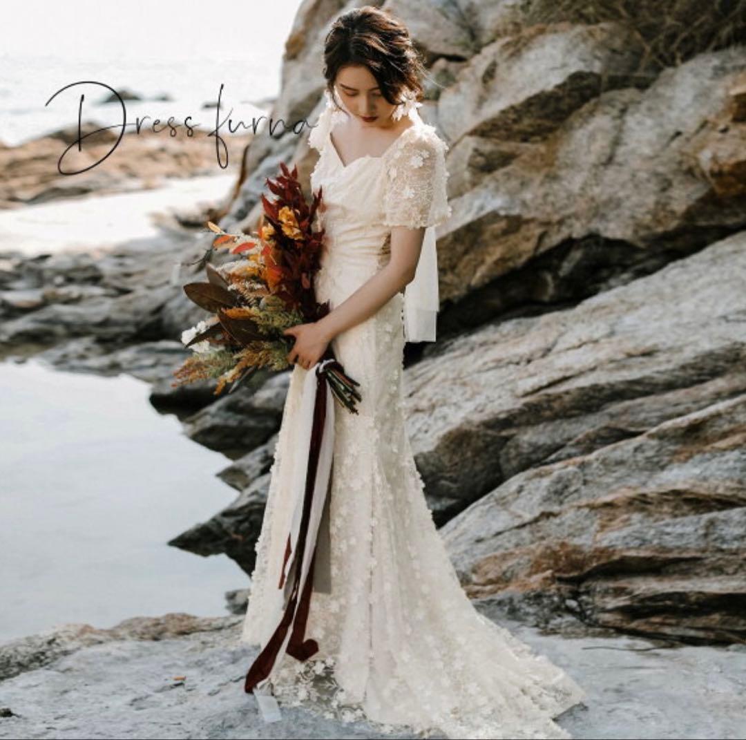 フラワーモチーフクリーム色ウェディングドレス