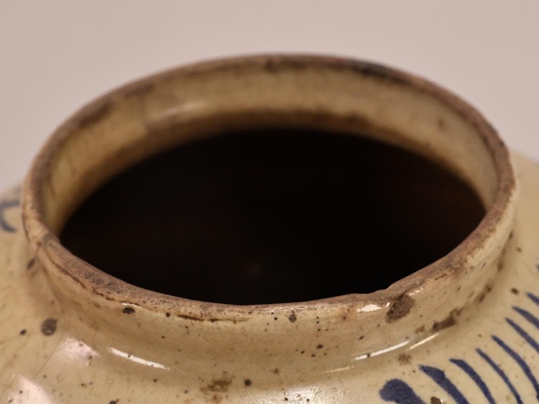 BK403　朝鮮美術　李朝　染付　壷　 高さ約13㎝　白磁　古美術 古道具 時代