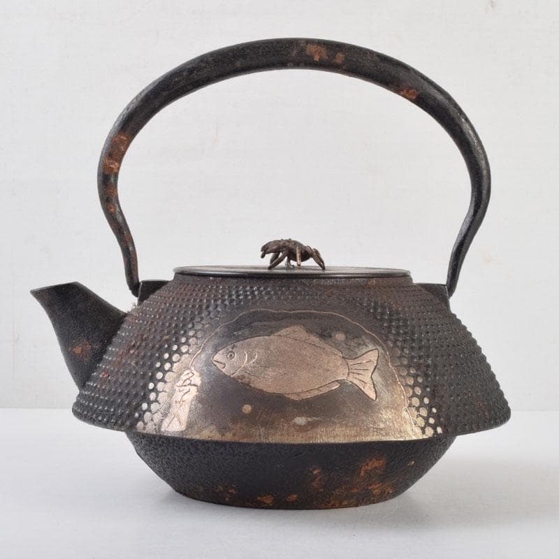 北大路魯山人作　布目象嵌　魚蟹文　鉄瓶　M　8677