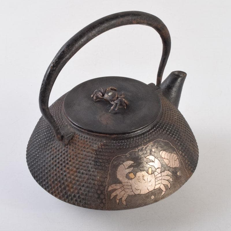 北大路魯山人作　布目象嵌　魚蟹文　鉄瓶　M　8677