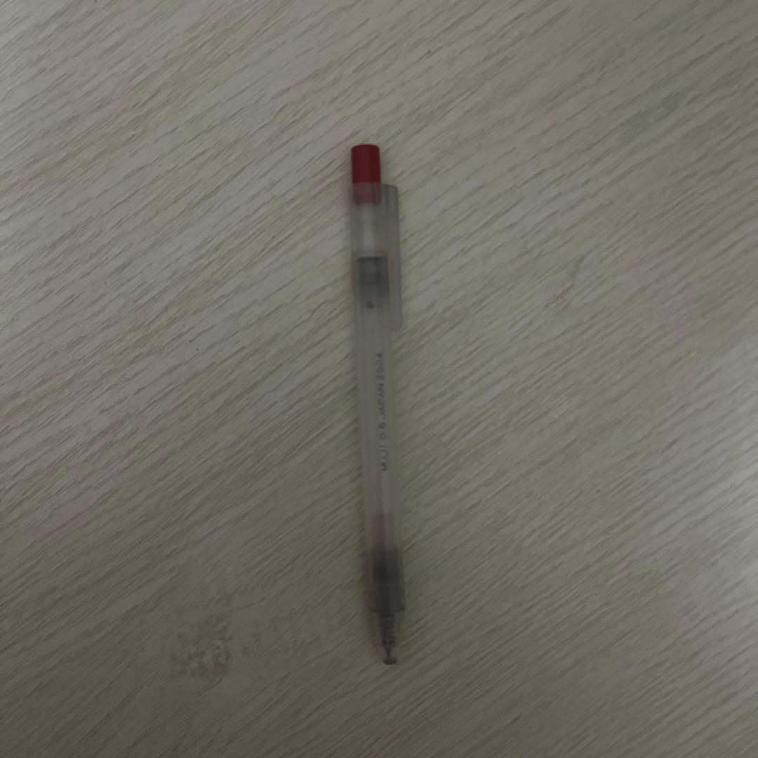 使い切ってる＋シャー芯で黒くなった無印のボールペン