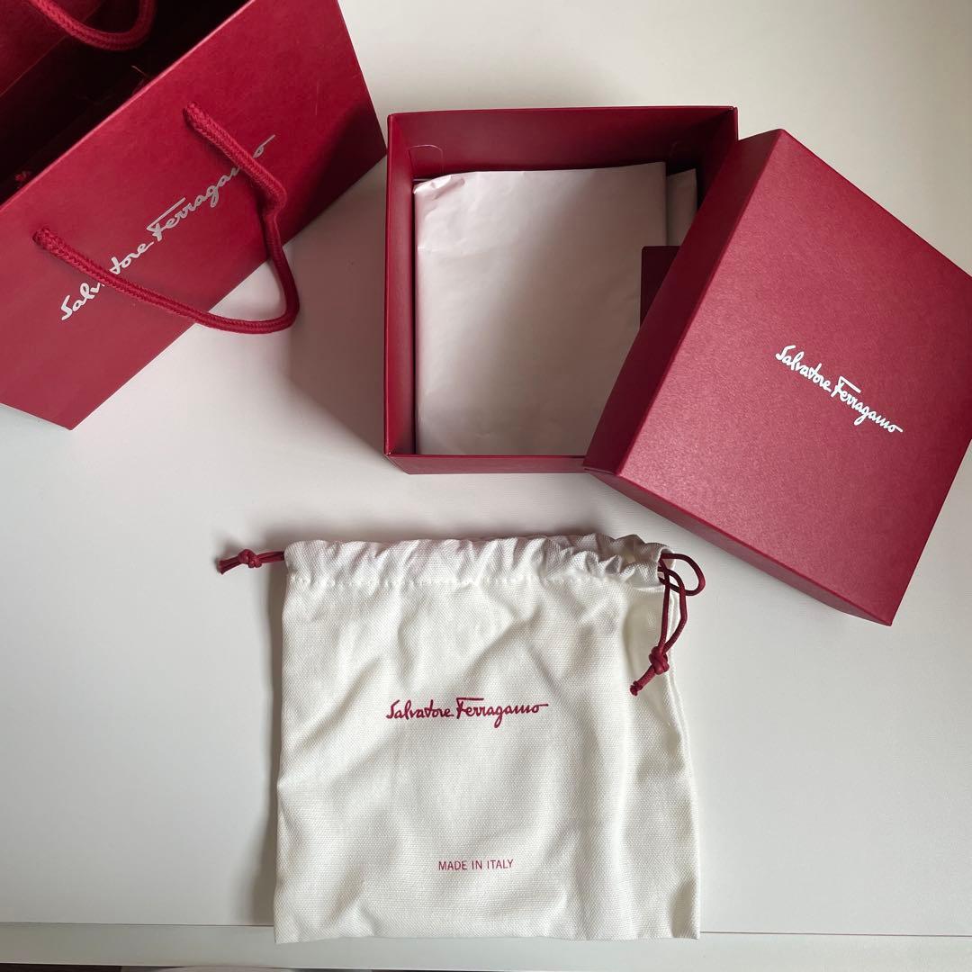 フェラガモ　カチューシャ　箱付き　美品　salvatore ferragamo