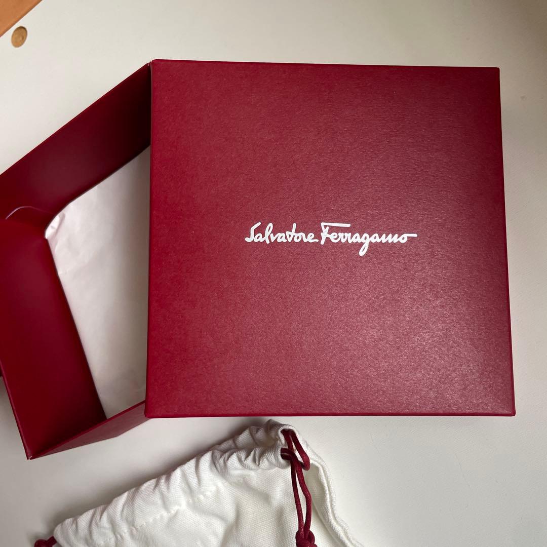 フェラガモ　カチューシャ　箱付き　美品　salvatore ferragamo