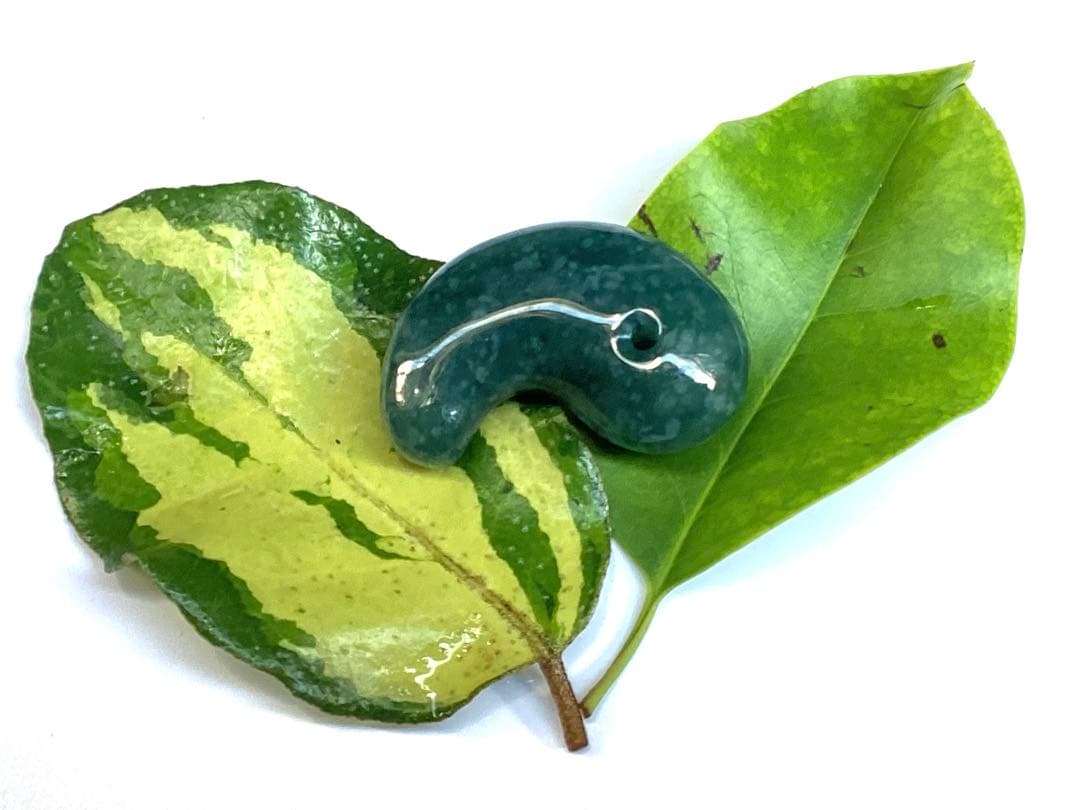 ✳翡翠製御守り 濃厚青緑色 鑑別書付　糸魚川翡翠*入りコン沢勾玉　鑑別書付の本物