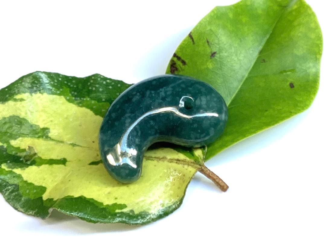 ✳翡翠製御守り 濃厚青緑色 鑑別書付　糸魚川翡翠*入りコン沢勾玉　鑑別書付の本物