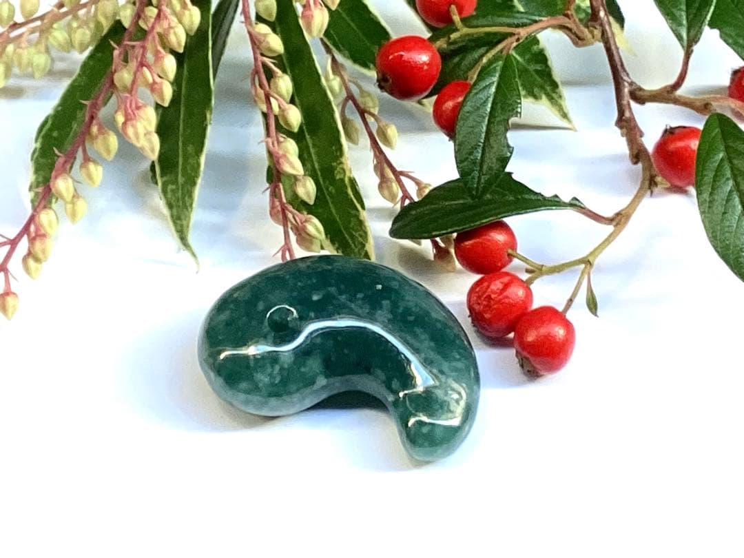 ✳翡翠製御守り 濃厚青緑色 鑑別書付　糸魚川翡翠*入りコン沢勾玉　鑑別書付の本物