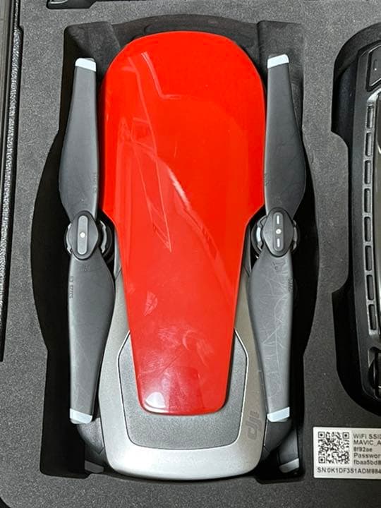 Dji マビックエアー　レッド フライモアコンボフルセットです。