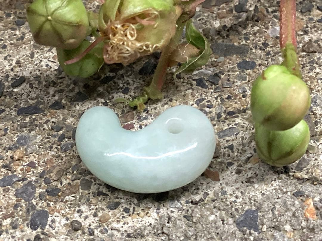 今回の原石大当たり極上*氷*糸魚川翡翠勾玉アイスジェイド幸運お守り　鑑別書付‼️