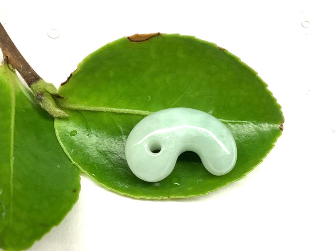 今回の原石大当たり極上*氷*糸魚川翡翠勾玉アイスジェイド幸運お守り　鑑別書付‼️