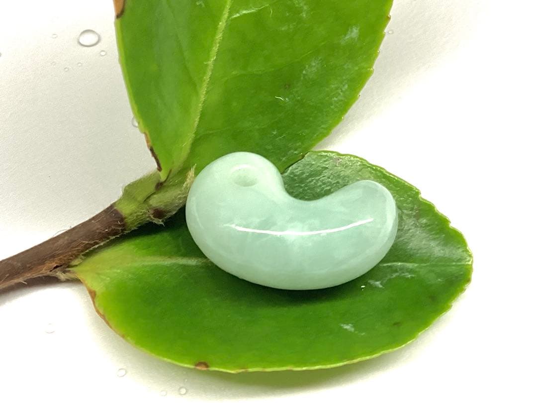 今回の原石大当たり極上*氷*糸魚川翡翠勾玉アイスジェイド幸運お守り　鑑別書付‼️