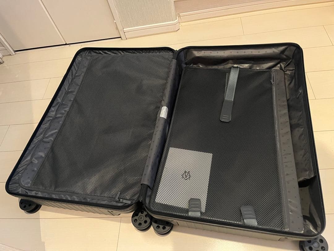 リモワ　キャリーケース　新品未使用　スーツケース