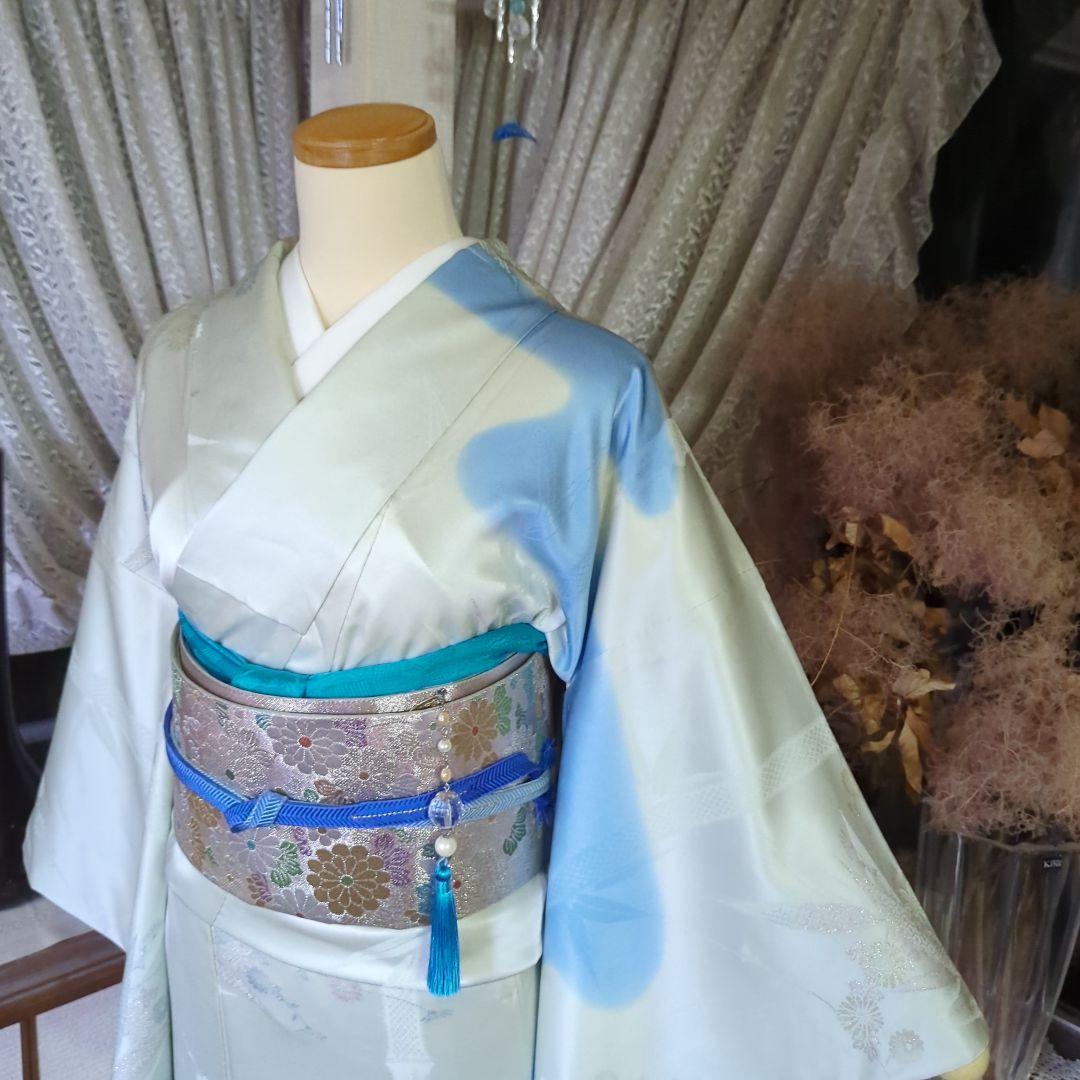 虹色に煌めくシルバーの地に、菊の花が艶やかに咲く、美しい正絹袋帯です