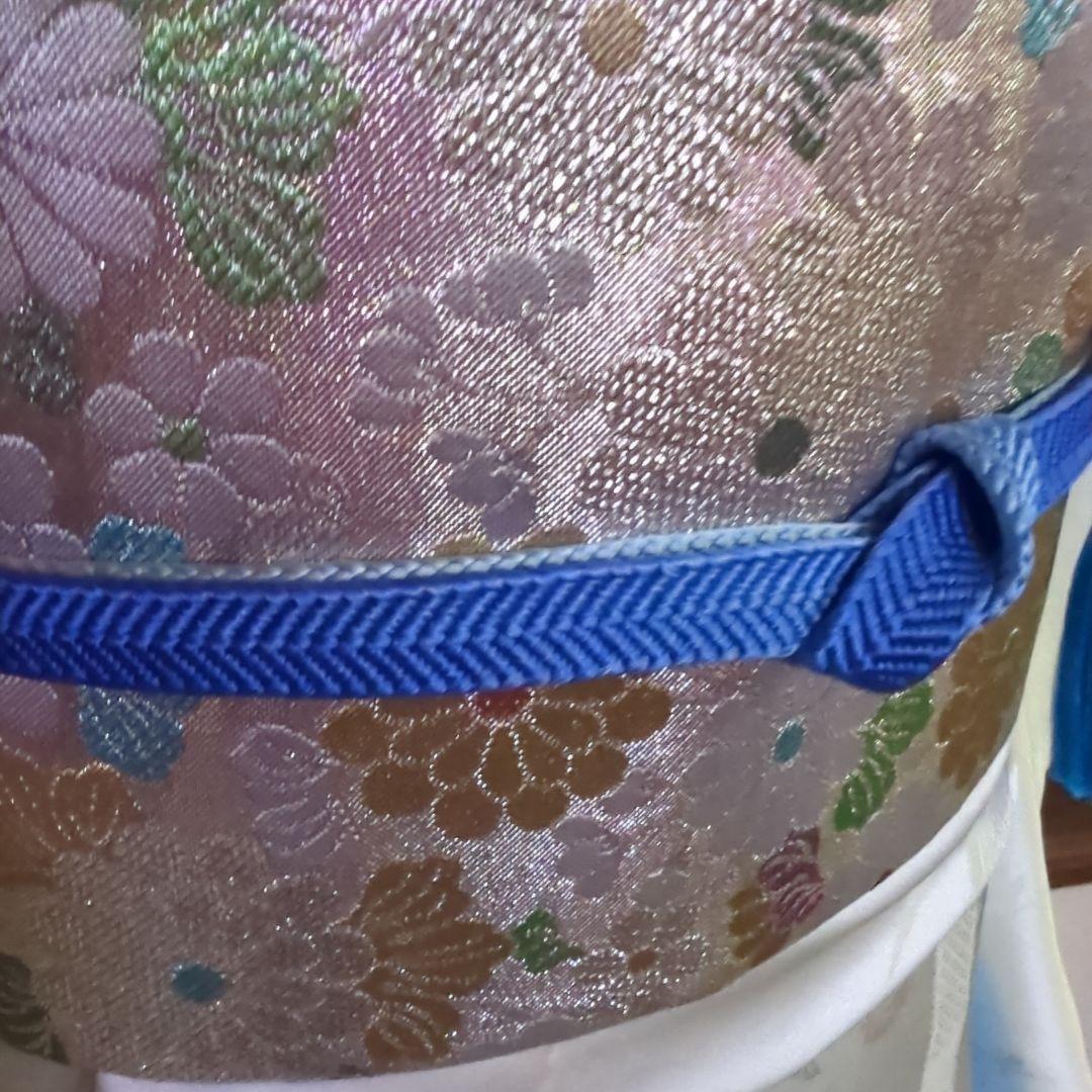 虹色に煌めくシルバーの地に、菊の花が艶やかに咲く、美しい正絹袋帯です