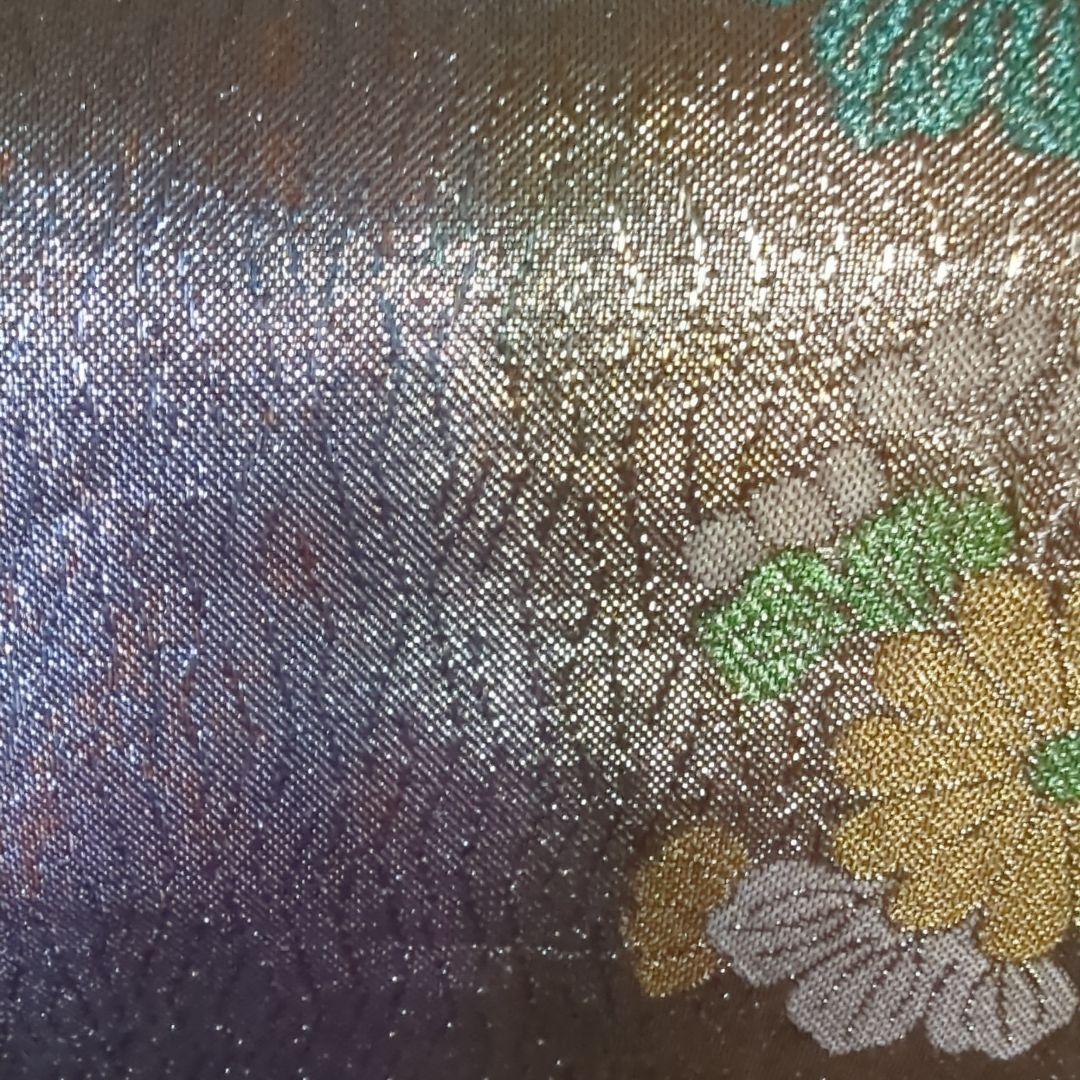 虹色に煌めくシルバーの地に、菊の花が艶やかに咲く、美しい正絹袋帯です