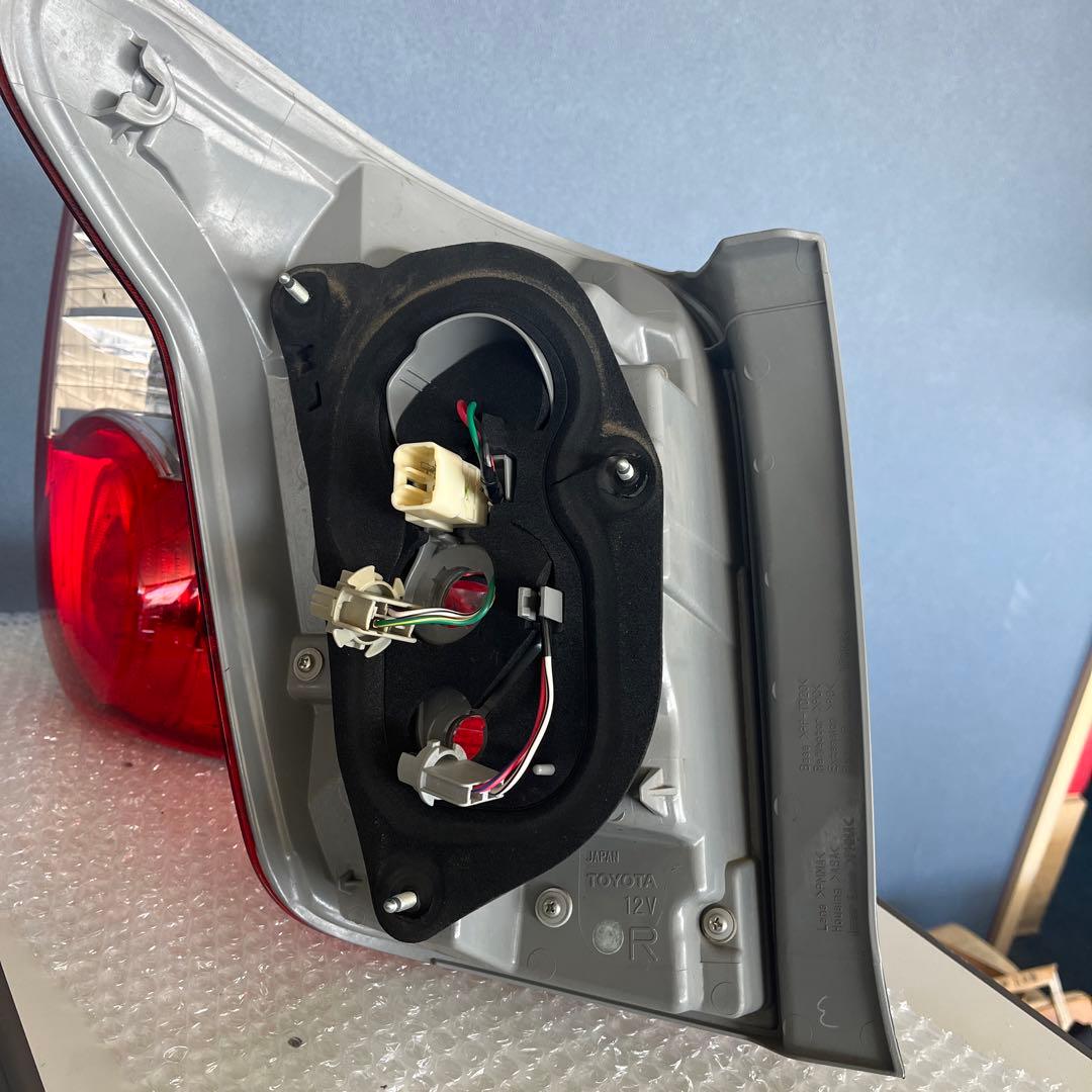 右側のみ　トヨタ カローラフィールダー141純正後期KOITO 13-100