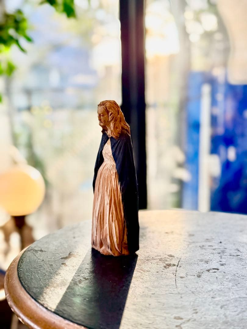 前川秀樹　2009年　像刻　女性マント像