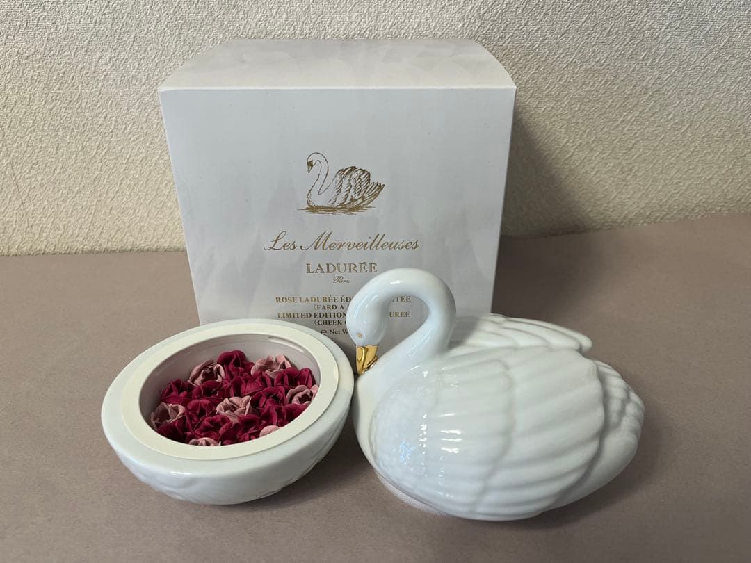 レ・メルヴェイユーズラデュレ　チーク　白鳥ケース