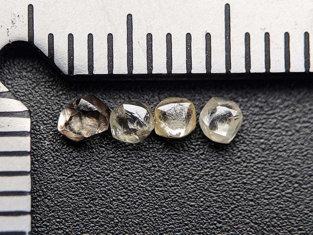 蛍光ダイヤモンド原石４色セット　計0.37カラット