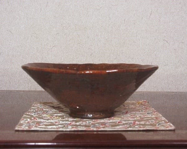 楽焼　大樋長楽作　飴釉　平茶碗　在銘　「大樋・長楽」無傷　共箱　古物。