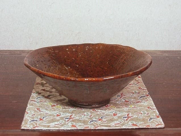 楽焼　大樋長楽作　飴釉　平茶碗　在銘　「大樋・長楽」無傷　共箱　古物。