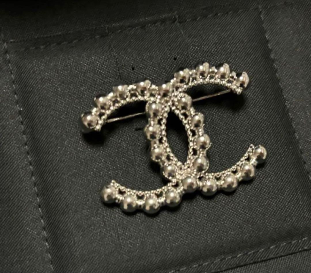 18時まで 新品 CHANEL ココマーク ブローチ 銀色