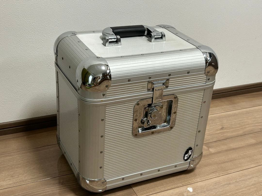 【匿名配送】レコード収納ケース LP版50枚収納 アルミシルバー　DJ機材