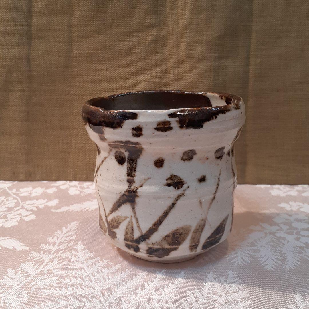 故、加藤仁　作　黒織部草花紋湯呑