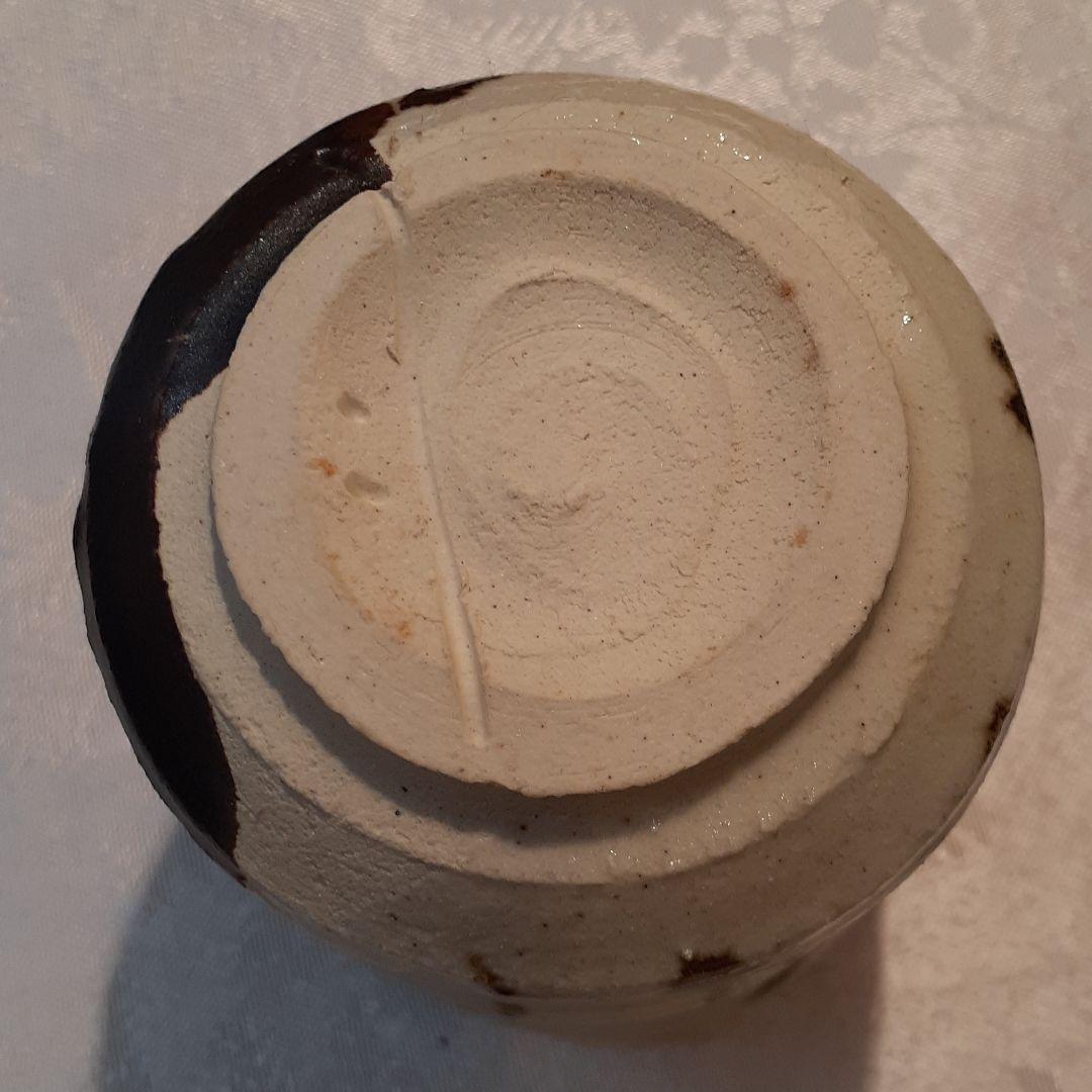 故、加藤仁　作　黒織部草花紋湯呑