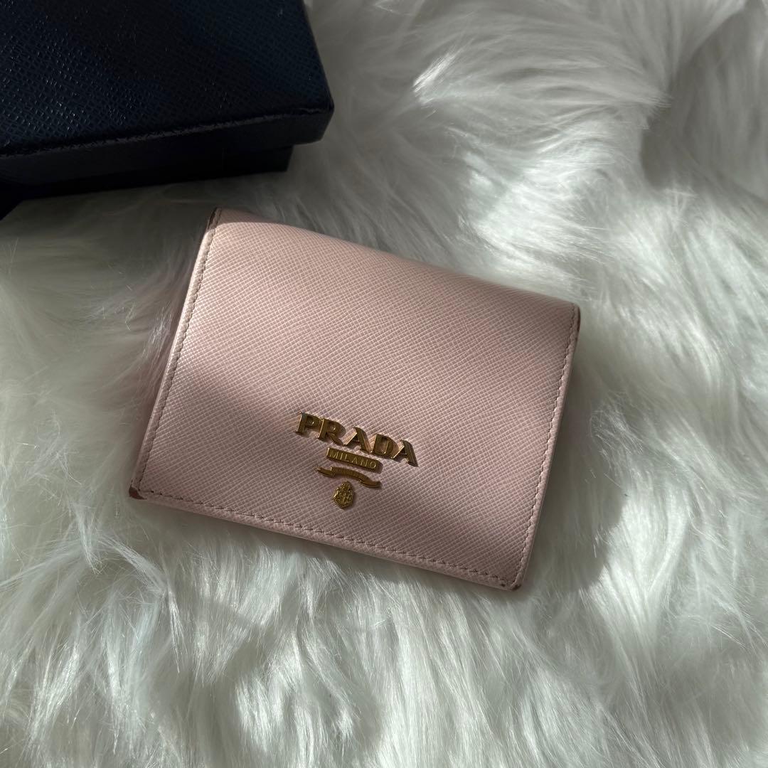美品✨プラダ 二つ折り財布 サフィアーノシャイン レザー ピンク