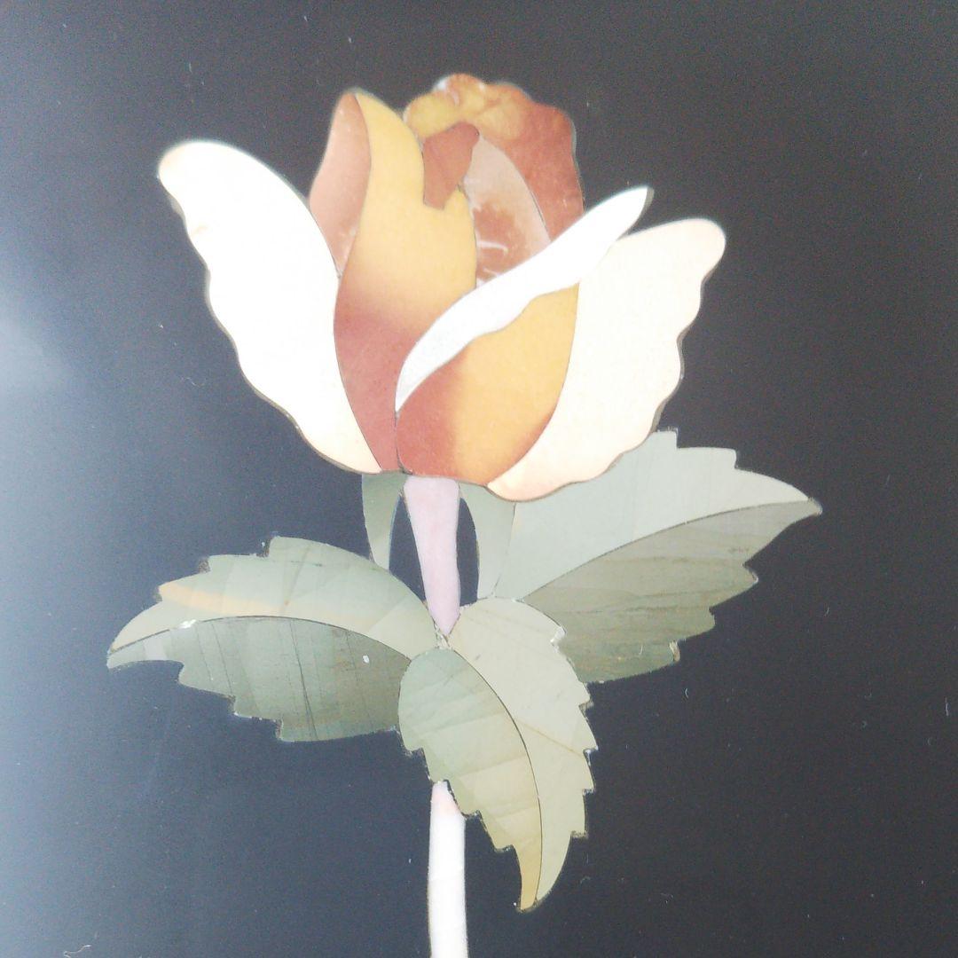 大理石製のバラの絵画