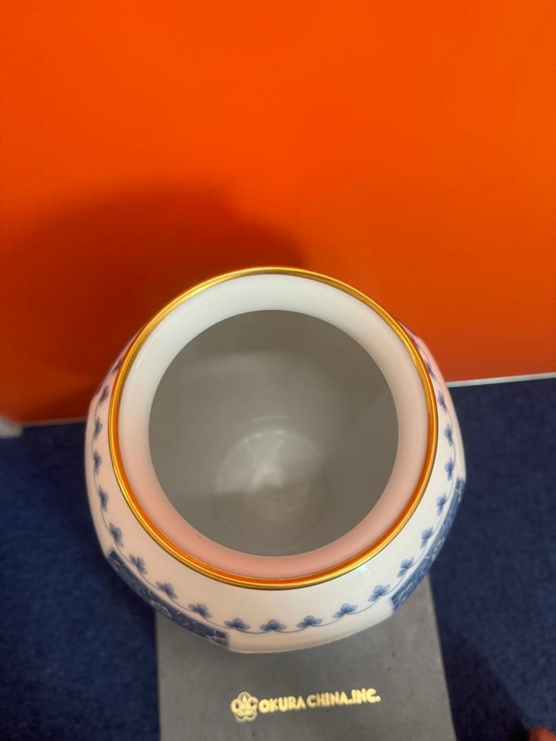 1779  大倉陶園 フラワーベース 花瓶 白磁 ブルー 染付 唐草 八角