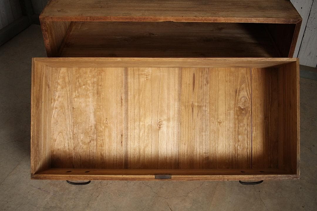 古く味のある木製の引き出し2段　チェスト　桐箪笥　タンス　古家具　古民家