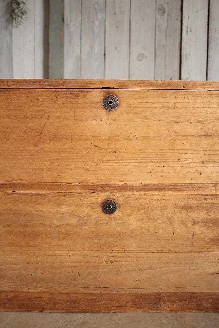 古く味のある木製の引き出し2段　チェスト　桐箪笥　タンス　古家具　古民家