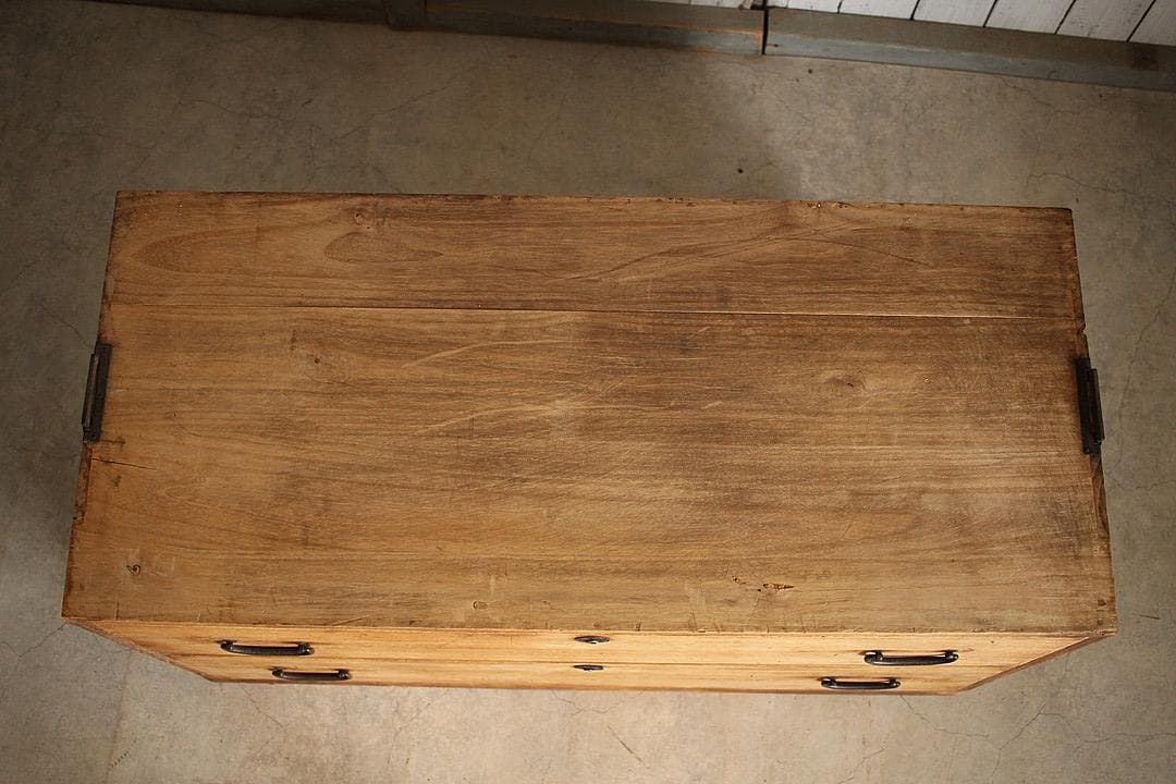 古く味のある木製の引き出し2段　チェスト　桐箪笥　タンス　古家具　古民家