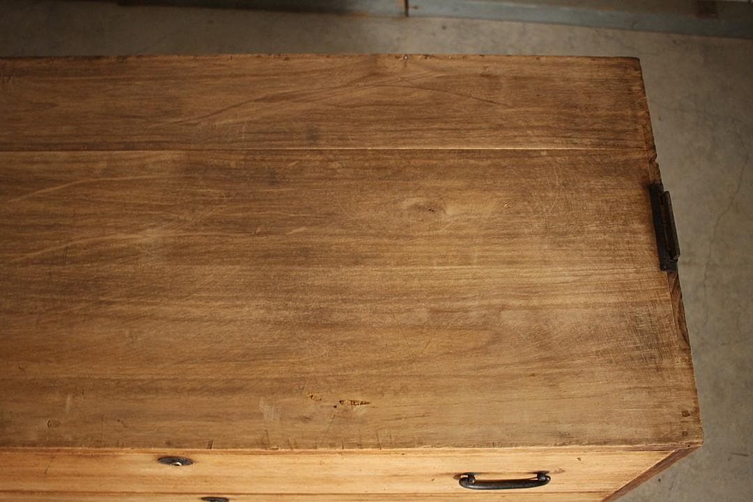 古く味のある木製の引き出し2段　チェスト　桐箪笥　タンス　古家具　古民家