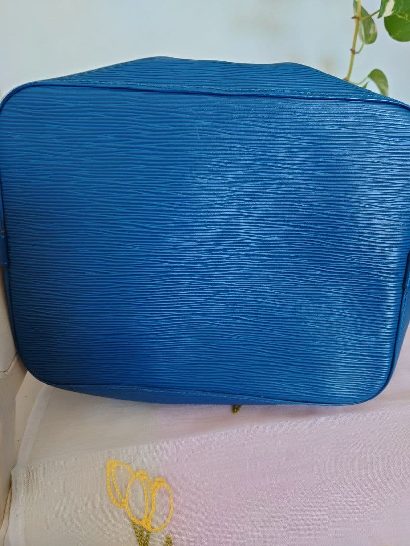 ルイヴィトンLouis Vuitton エピ　プチノエ 青