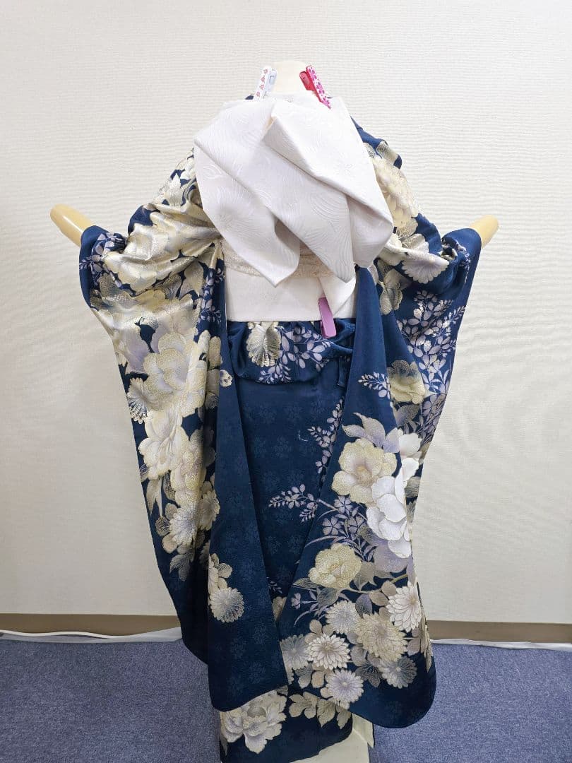 【157~170センチぐらいの方が適応サイズ】振袖のみ　るなのあ紺色