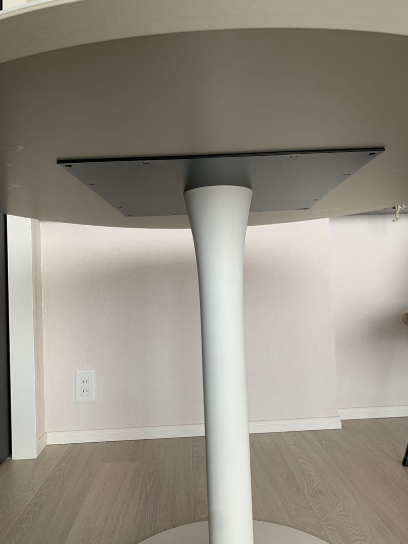 こんにちは　New York 円形セラミック天板ダイニングテーブル