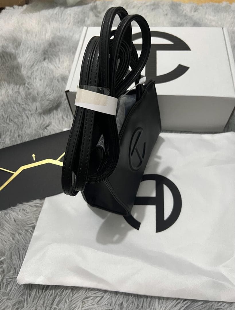 TELFAR 黒のショルダーバッグ 実物は撮影する