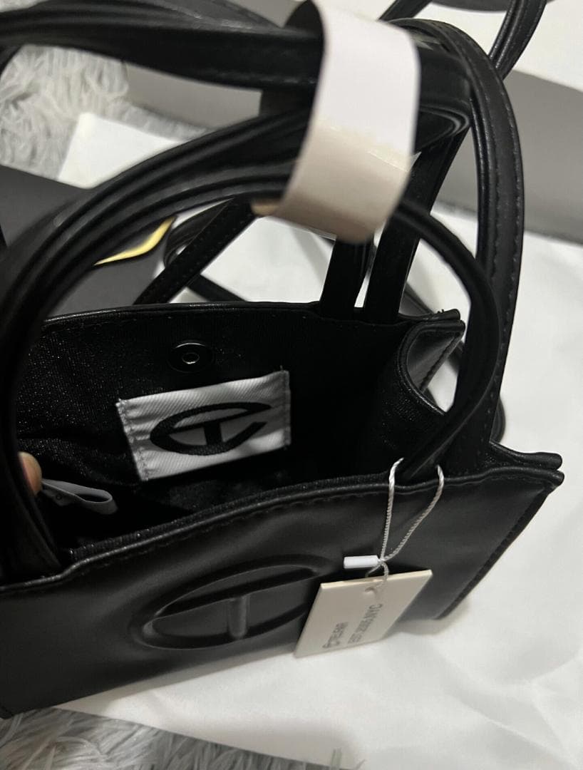 TELFAR 黒のショルダーバッグ 実物は撮影する