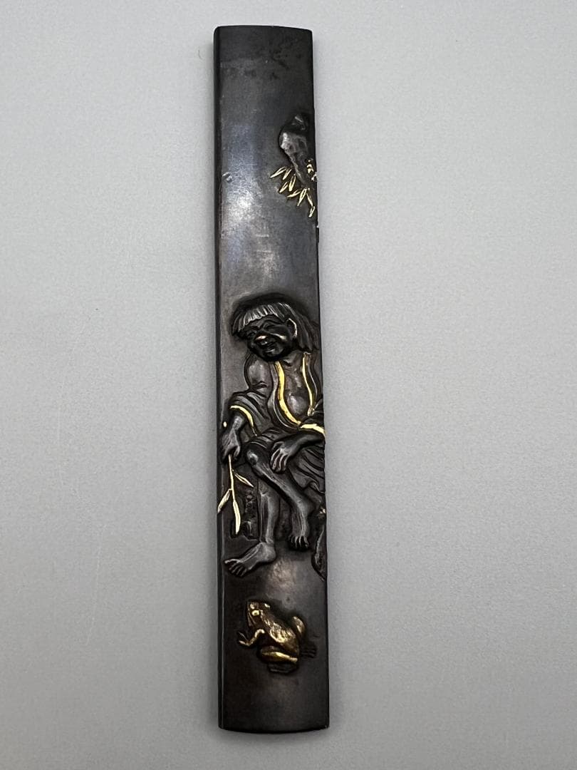 刀装具 劉海戲金蟾図小柄 勝寿在銘 四分一地 鋤出高彫 金銀象嵌色絵 化粧箱