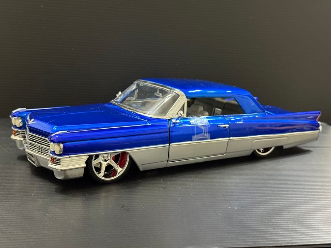 JADA キャデラック1963年　DUB 1/18