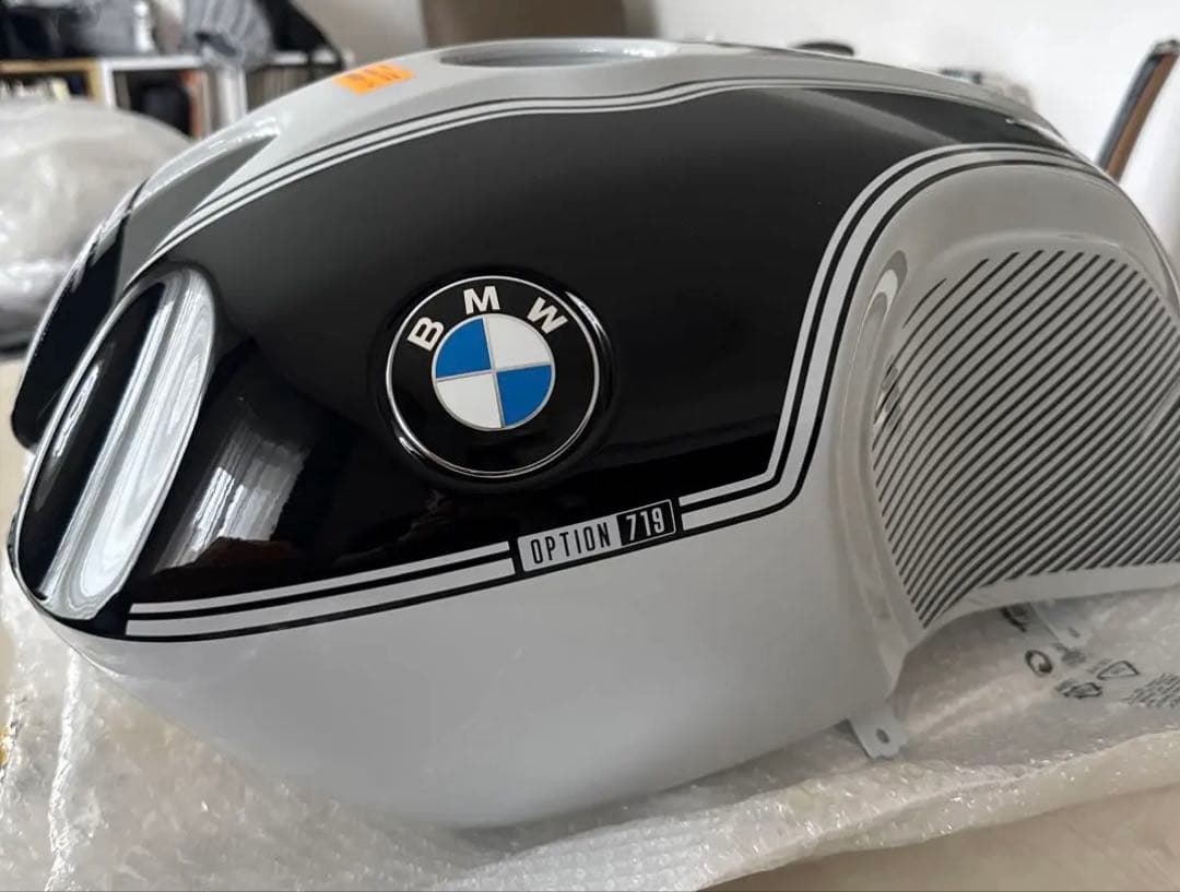 R nine T スクランブラー Option719 白/黒タンク