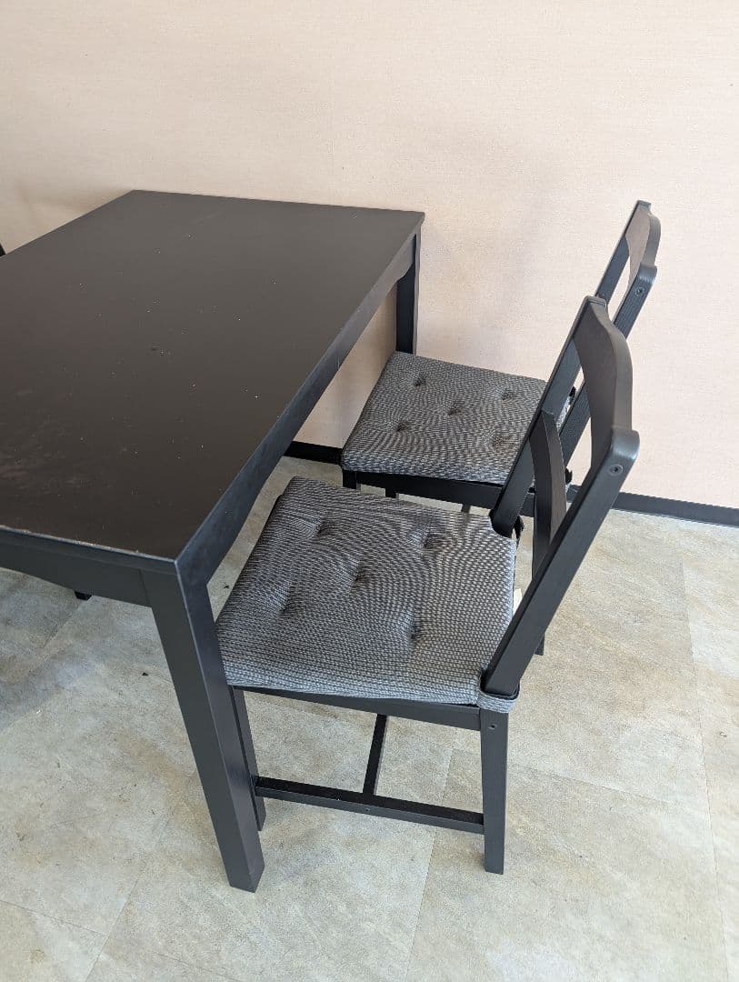 引取りなど限定 イケア ヘーゲルネス 黒の木製ダイニングテーブルセット 座布団付