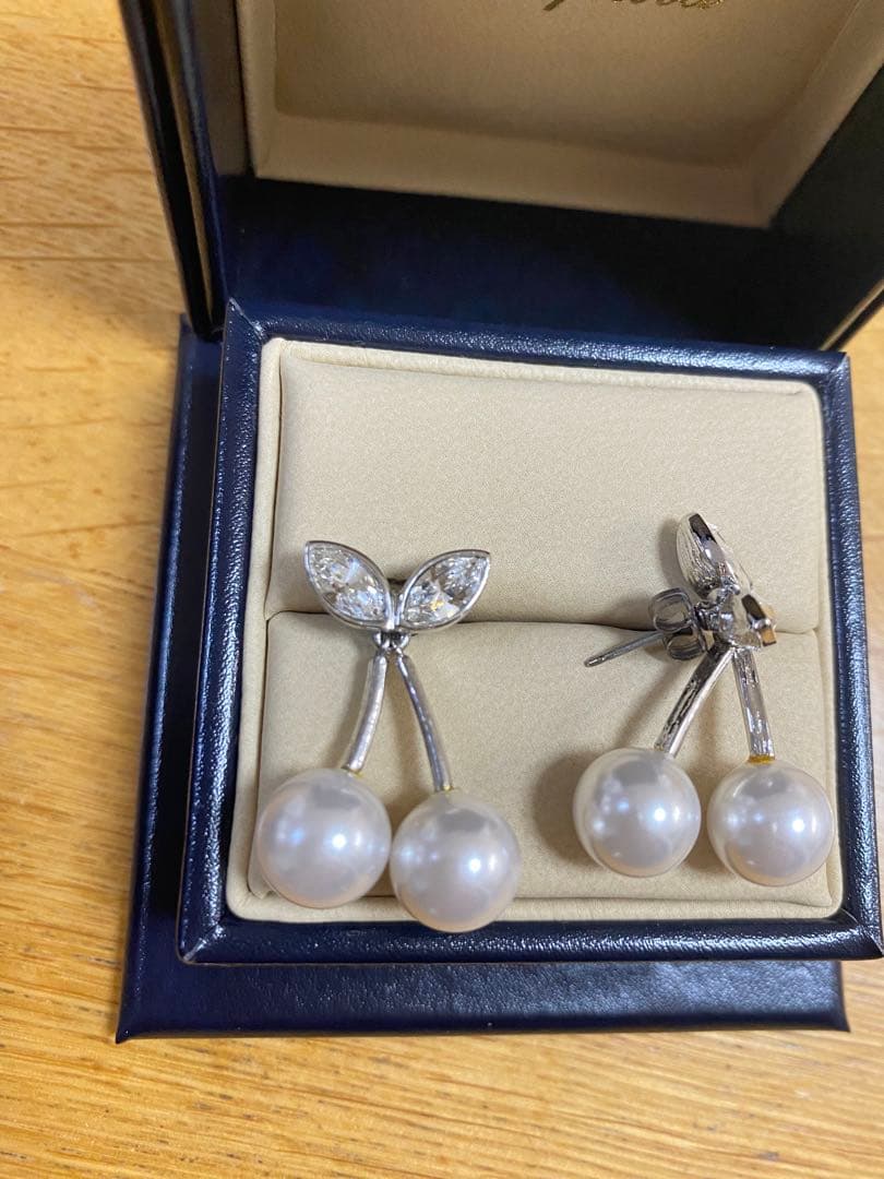 Rene ルネ　パール　チェリーピアスとブローチのセット