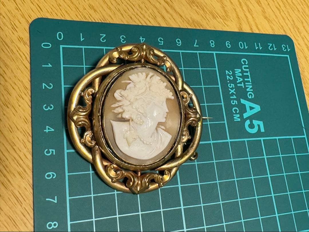 出品終了‼️アンティーク　ピンチペック枠　金色　神話柄バッカス　ブローチ　現状