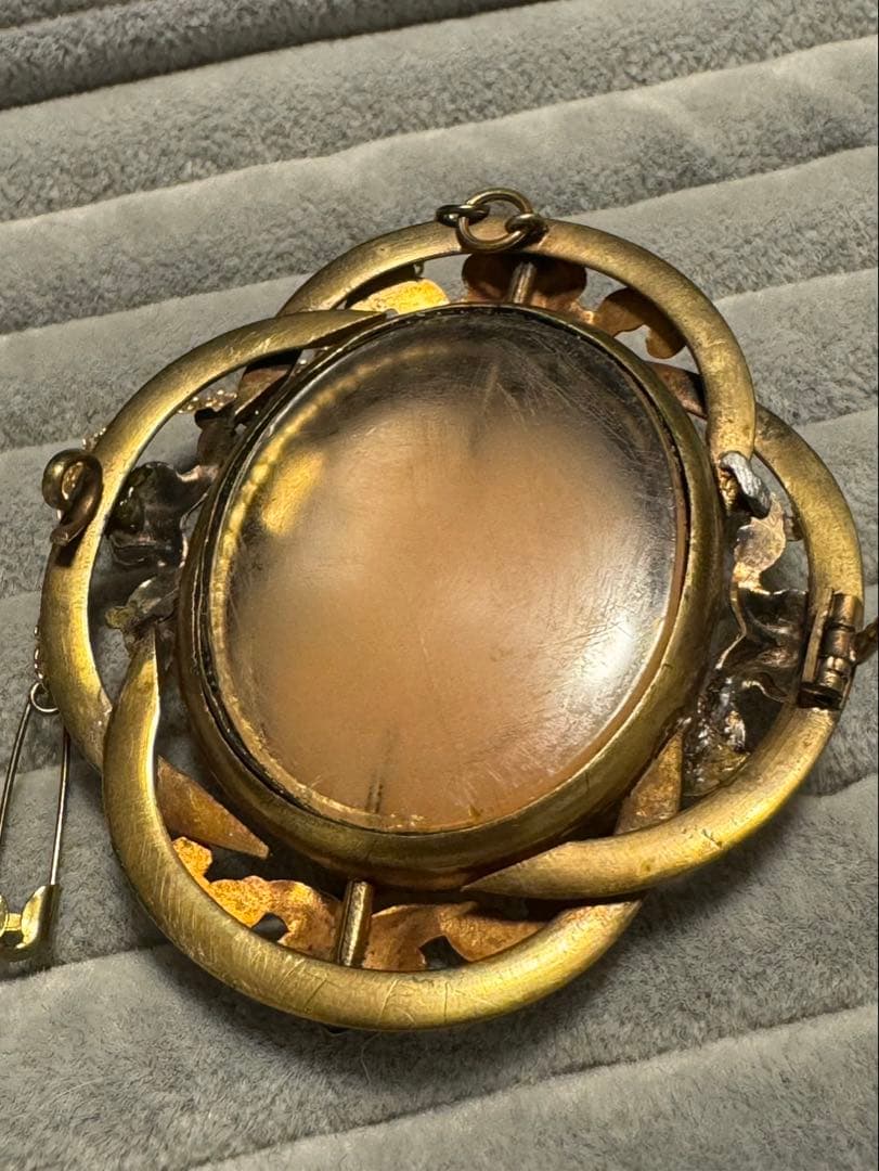 出品終了‼️アンティーク　ピンチペック枠　金色　神話柄バッカス　ブローチ　現状