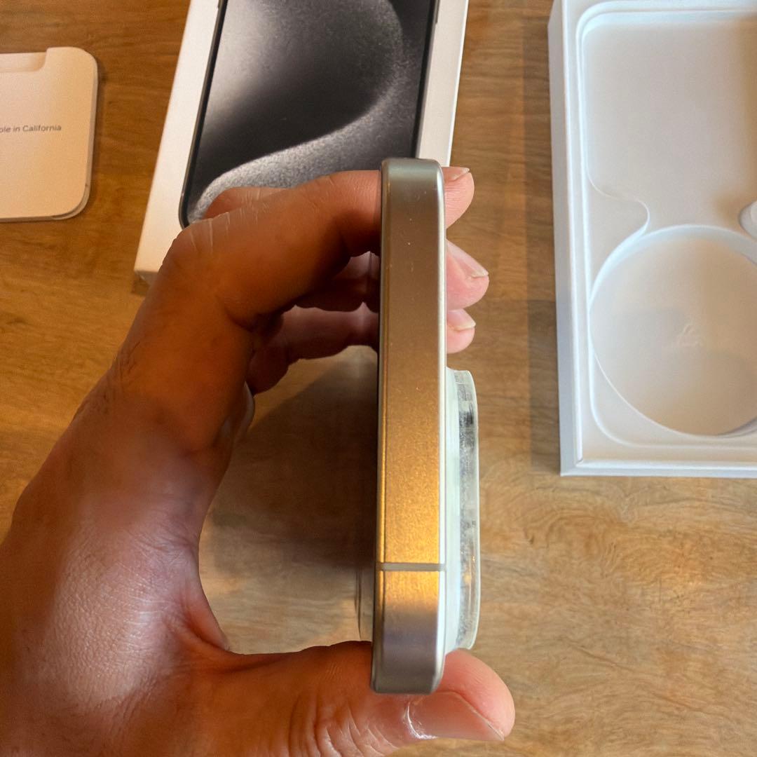 Apple iPhone 15 Pro ホワイトチタニウム　SIMフリー