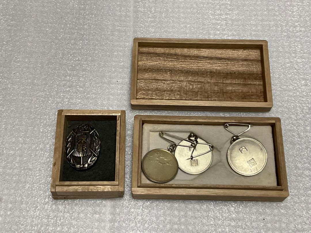 昭和の表彰、または會員章のバッチ　桐箱入り【消防、愛國婦人会、国税調査記念章】。