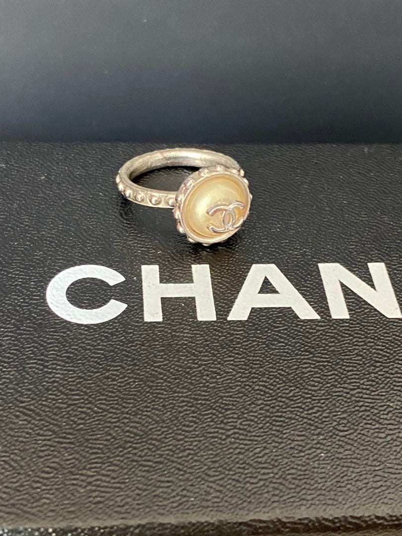 みーたん　シャネル 超美品 ロゴ入りパール調リング サイズ12号